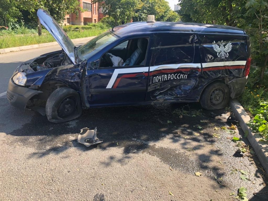 В Тольятти водитель "Хонды" попал в больницу после столкновения с автомобилем "Почты России" | CityTraffic