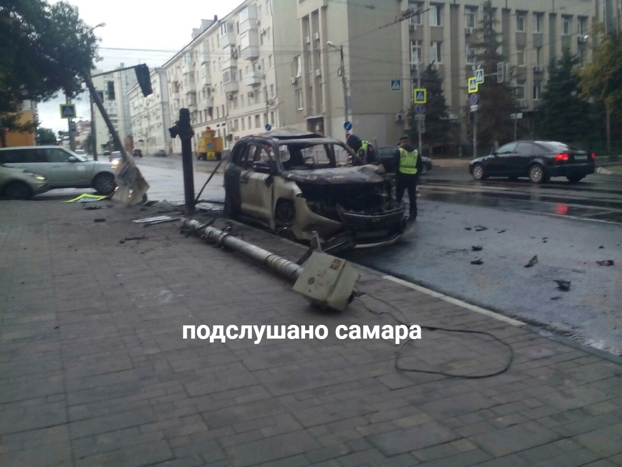 В Самаре Lexus врезался в столб и сгорел | CityTraffic