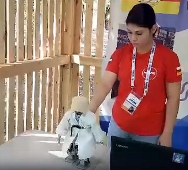 На молодежном форуме в Пятигорске робот Хажби в папахе станцевал для главы «Роскосмоса» лезгинку: видео | CityTraffic