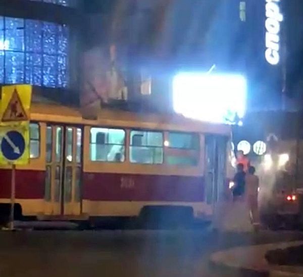 В Самаре дорожный рабочий чуть не сломал двери трамвая: видео | CityTraffic В Самаре дорожный рабочий чуть не сломал двери трамвая: видео | CityTraffic