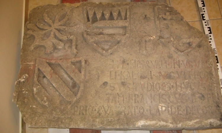 Археологи Самары изучат старинную плиту с надписью на латыни, найденную в Шигонах | CityTraffic