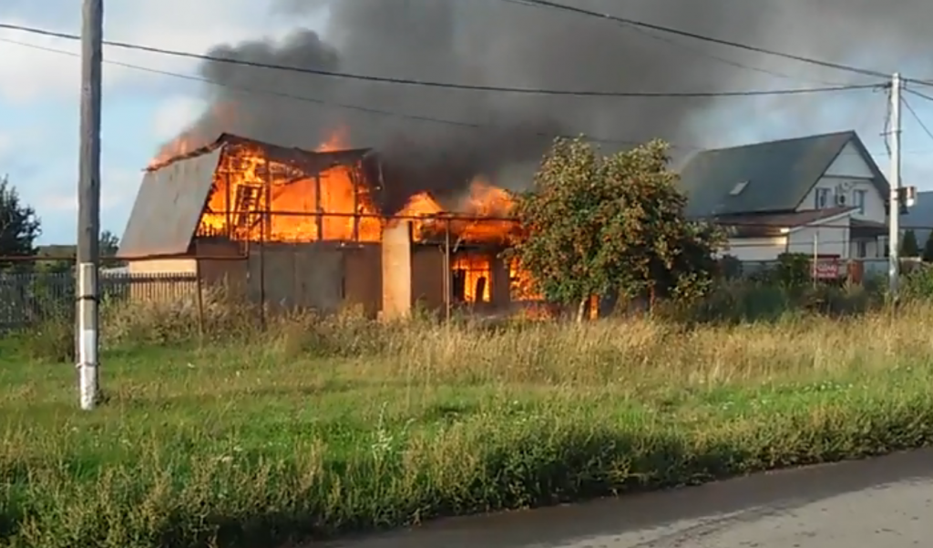 В Подстепках сгорел частный дом и гараж: видео | CityTraffic
