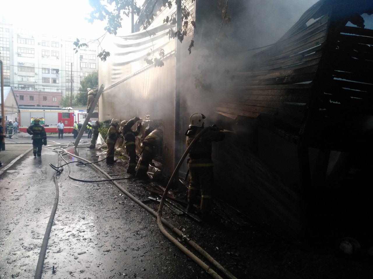 В Самаре тушили пожар в двухэтажном рассе­ленном доме на улице Садовой: видео