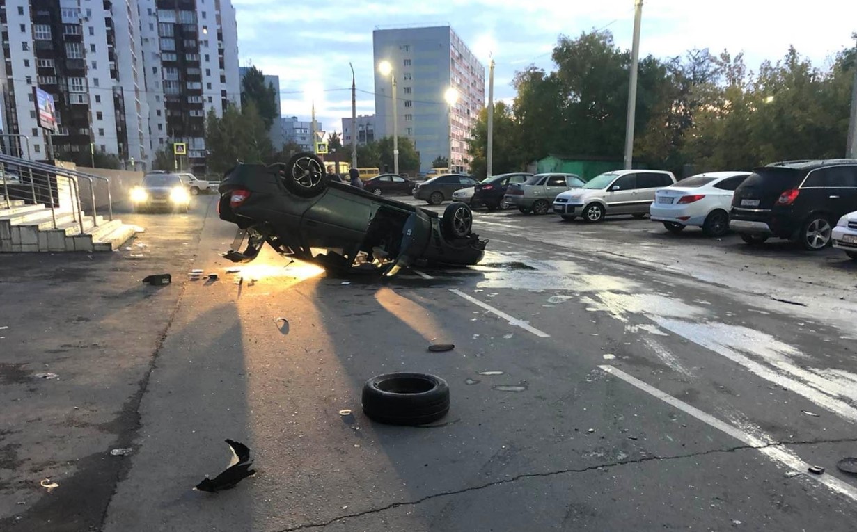 В Новокуйбышевске пьяный водитель врезался в 5 припаркованных машин и  сбежал с места ДТП | CityTraffic