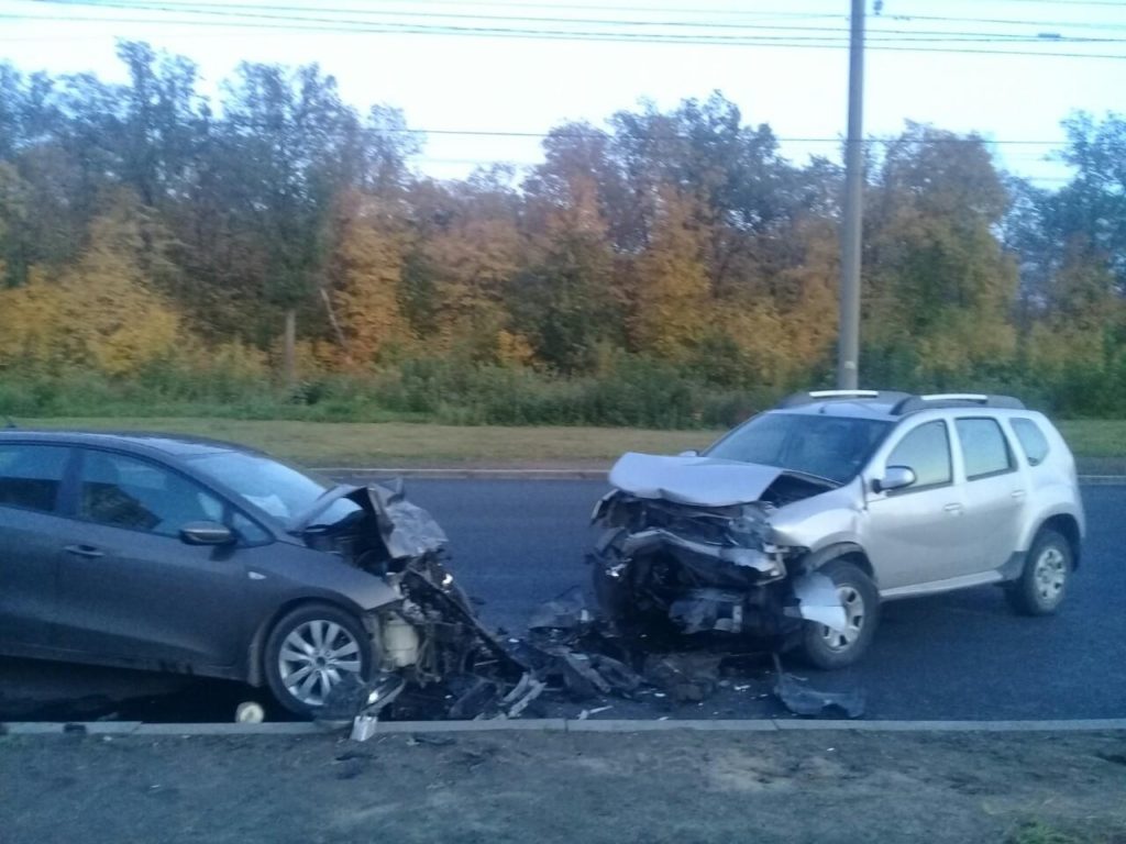 В Тольятти водитель «Рено» выехал на встречную полосу, врезался в «Киа» и  получил перелом ключицы | CityTraffic