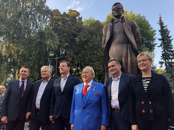 «Самое лучшее вопло­щение Шостаковича у вас, в Самаре!»: в городе установили памятник великому композитору