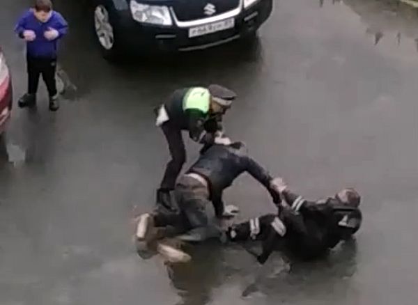 Пьяный водитель не сдался без боя и устроил драку с двумя полицейскими: видео | CityTraffic Пьяный водитель не сдался без боя и устроил драку с двумя полицейскими: видео | CityTraffic