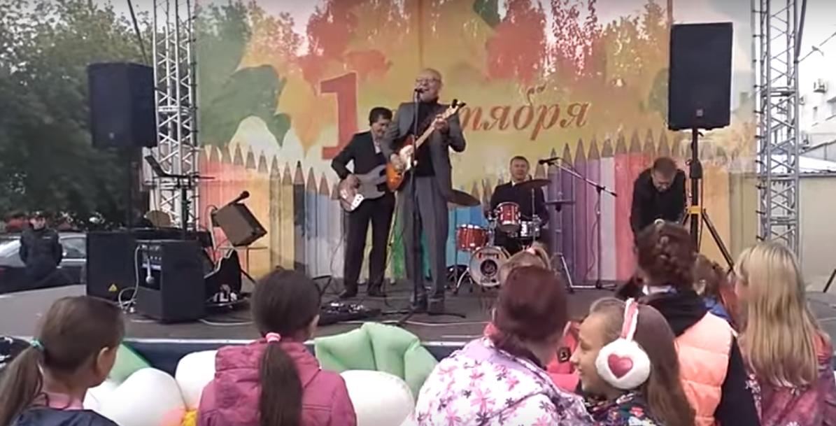 В Челябинской области для школь­ников в честь Дня знаний спели песню «Рюмка водки на столе»: видео