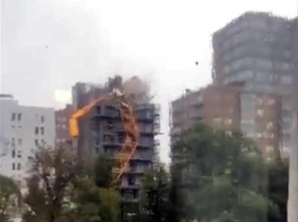 Ураган Дориан добрался до Канады и опрокинул кран на строящийся дом: видео | CityTraffic Ураган Дориан добрался до Канады и опрокинул кран на строящийся дом: видео | CityTraffic