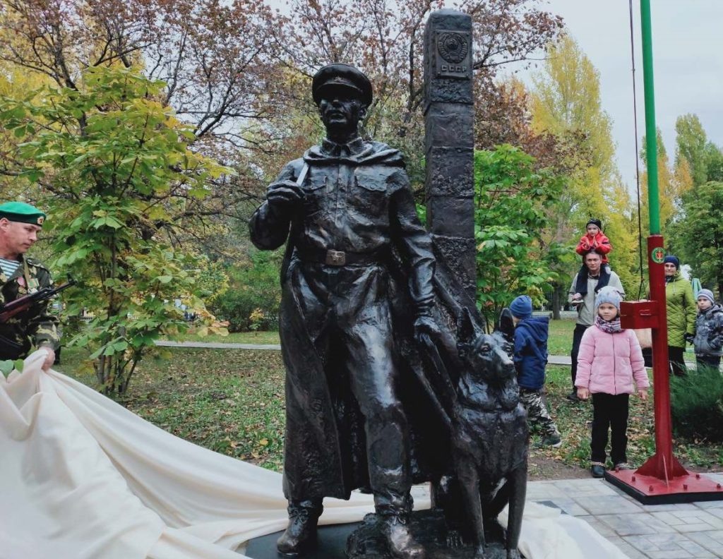 В Тольятти в парке Победы появилась скульптурная композиция, посвященная пограничникам | CityTraffic