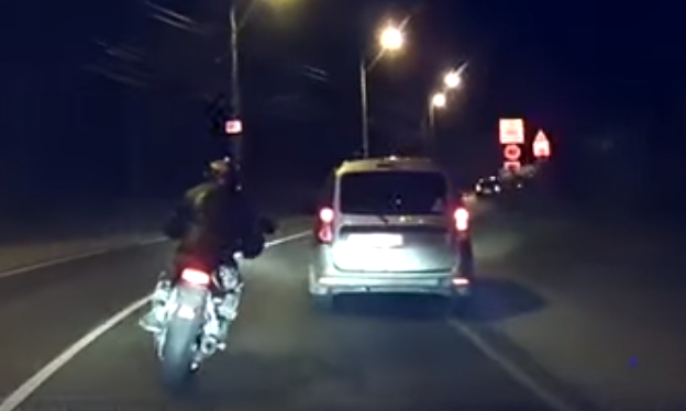 В Тольятти мотоциклист попытался скрыться от полицейских в лесу, но не справился с управлением: видео | CityTraffic