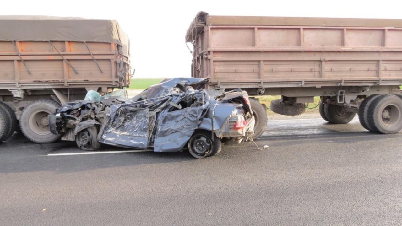 В Пестравском районе водитель Mitsubishi Lancer неудачно вышел на обгон и  столкнулся с двумя грузовиками | CityTraffic