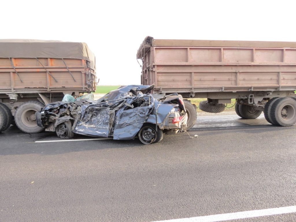 В Пестравском районе водитель Mitsubishi Lancer неудачно вышел на обгон и  столкнулся с двумя грузовиками | CityTraffic