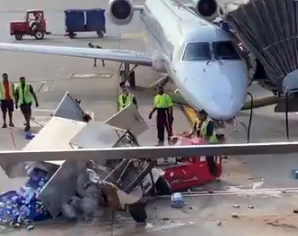 "Бешеную" тележку с питанием, которая чуть не врезалась в самолет, остановила только авария: видео | CityTraffic