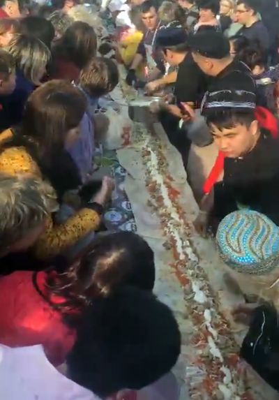 В Самаре сделали шаурму "Дружба народов" длиной 24 метра: видео | CityTraffic