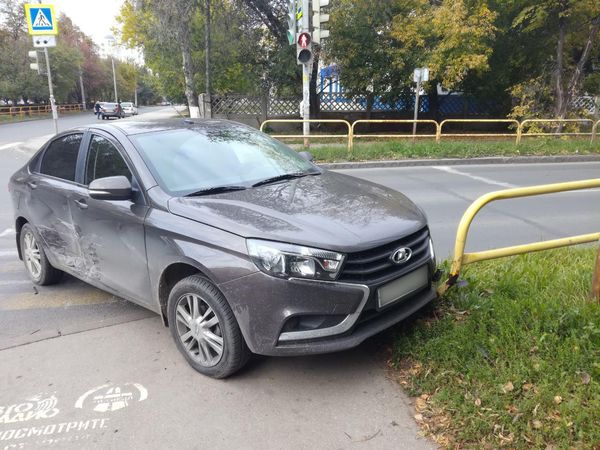 Девочка-подросток попала в больницу в результате столкновения "Весты" с "Фордом" в Тольятти | CityTraffic