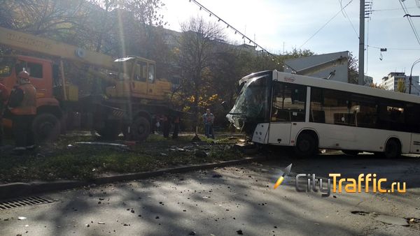 Прокуроры проверят, почему автобус в Самаре врезался в столб | CityTraffic Прокуроры проверят, почему автобус в Самаре врезался в столб | CityTraffic