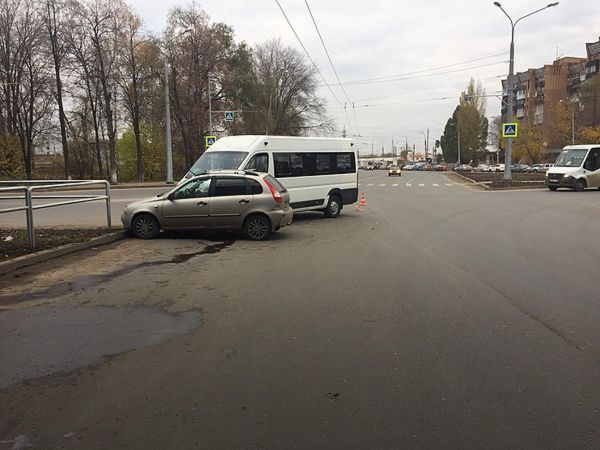 В Самаре две пассажирки маршрутки пострадали в столкновении автобуса с "Калиной" | CityTraffic