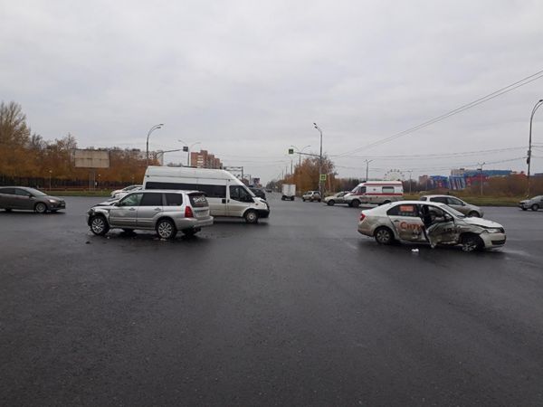 В Самаре две пассажирки маршрутки пострадали в столкновении автобуса с "Калиной" | CityTraffic