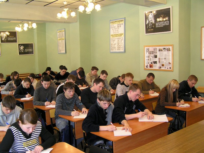 на паре в училище. не пту а колледж. пары в пту. ученик спит на уроке. пту.