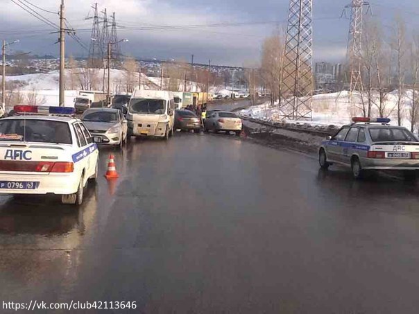 В Тольятти столк­нулись четыре автомобиля