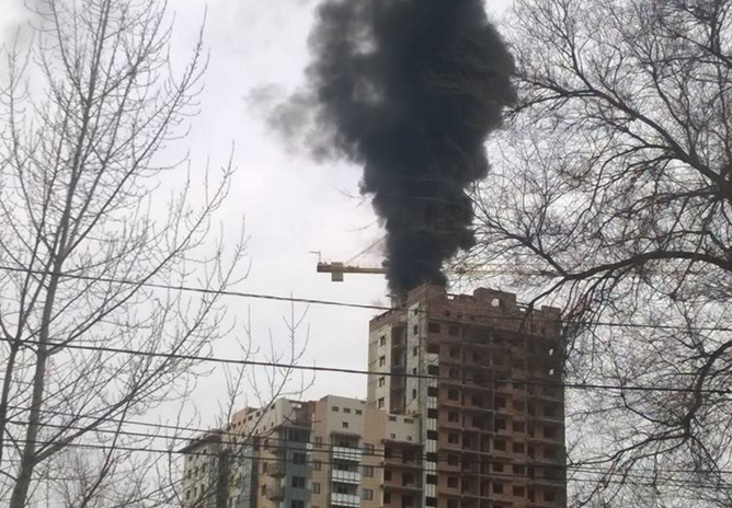 Что взорвалось в самаре сегодня. Самара слышны взрывы. Многоэтажка горит Тольятти. Горящая новостройка. В Твери горит новостройка.