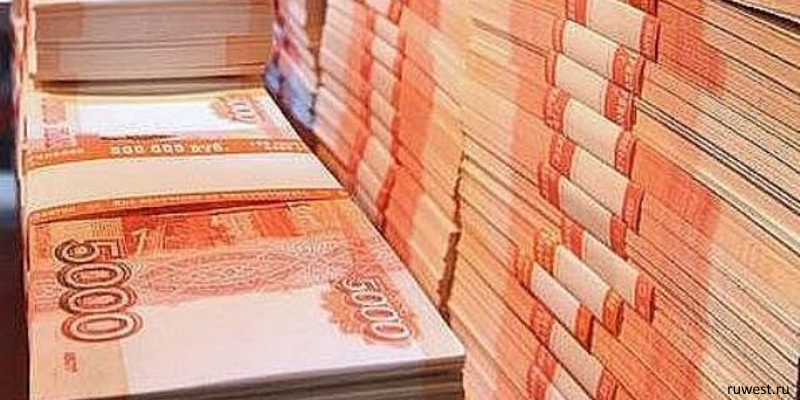 деньги оплата. взять кредит 20 млн рублей. крупная сумма денег в руках. архитектур в москве может зарабатывать 400 тысяч. девушка дня.