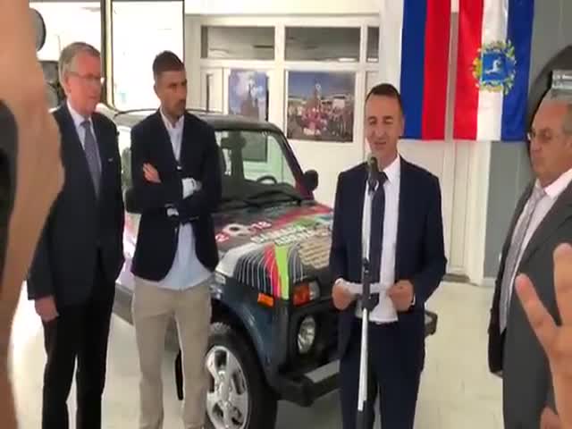 Капитан футбольной сборной сборной Сербии Александар Коларов получил в подарок "Ниву" с надписью "SAMARA ARENA": видео | CityTraffic