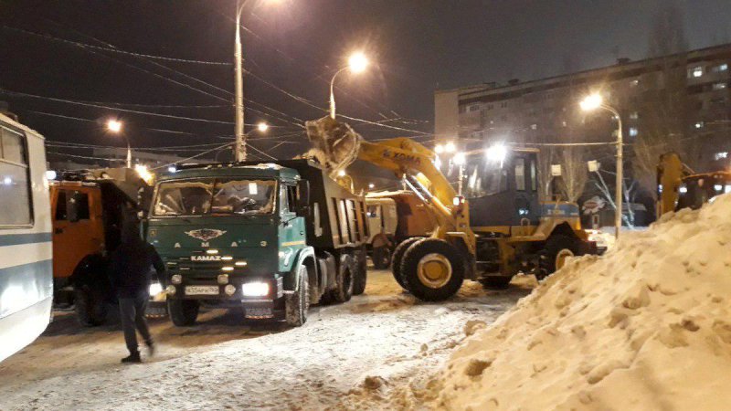 В Самаре продолжают очищать улицы от снега в кругло­су­точном режиме