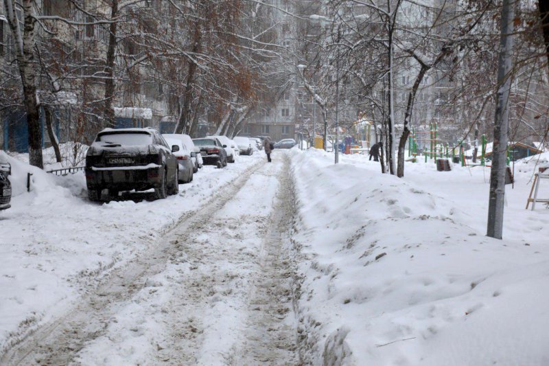 В Самаре комму­нальщики считают, что знаки, запре­щающие остановку и стоянку, мешают убирать снег