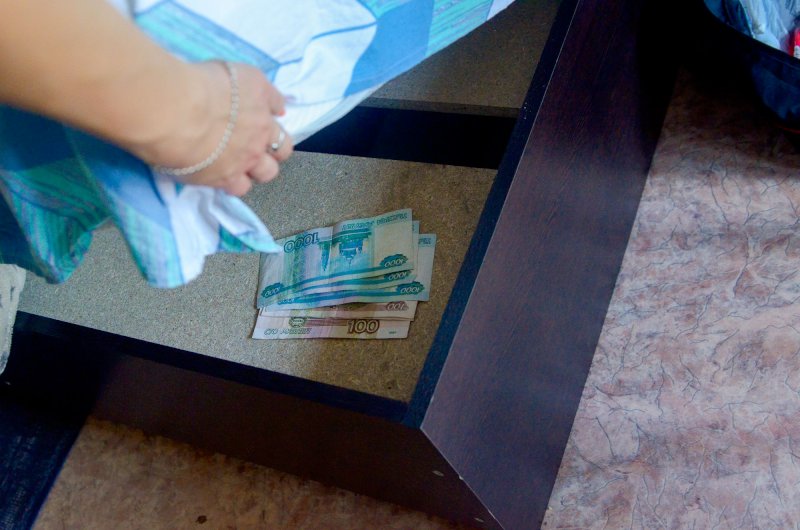 В Сызрани трое цыган попросили у пенси­о­нерки попить воды и похитили 100 тысяч рублей