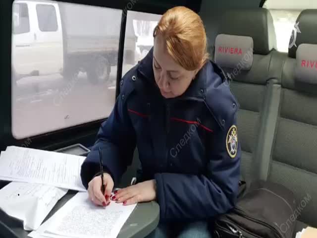 СК опубли­ковал видео с места катастрофы в Калужской области, где опроки­нулся автобус с детьми