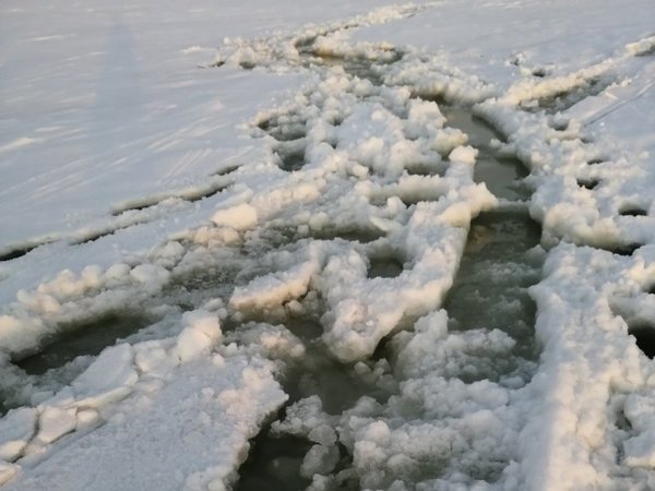 За первые 3 дня февраля в Самарской области пришлось спасать 5 человек, которые отпра­вились гулять по льду Волги, и еще 24, которые до него не добрались
