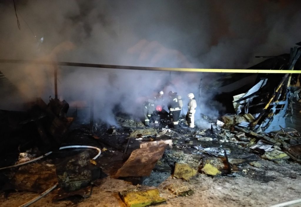 В Железнодорожном районе Самары 90 человек тушили горящий жилой дом | CityTraffic