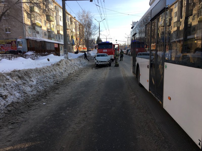 В Тольятти легко­вушка врезалась в автобус