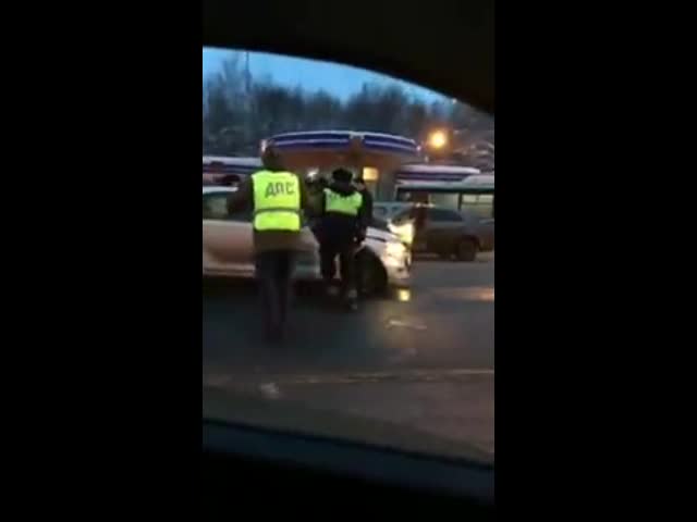 СК РФ проверит закон­ность действий сотруд­ников ГИБДД, выстро­ивших «живой щит» из автомо­билей перед наруши­телем: видео