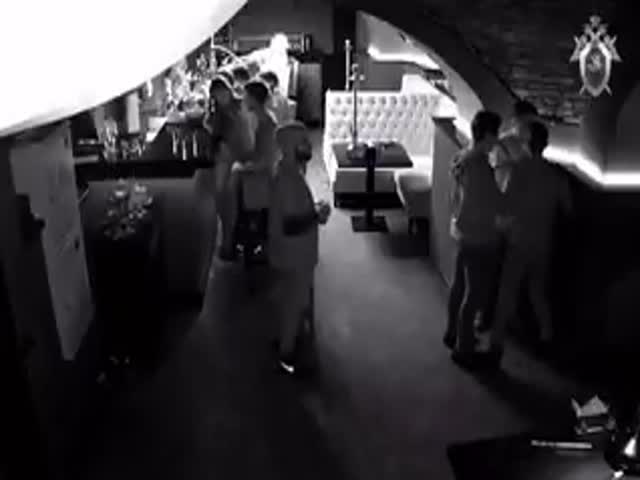 Полицейские пришли отдохнуть в кафе и избили двоих посети­телей: видео