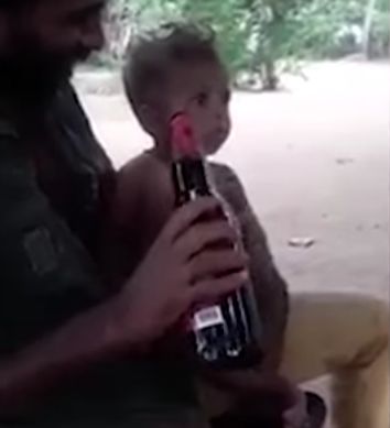 Отца годовалого ребенка арестовали после того, как он напоил своего сына пивом: видео | CityTraffic