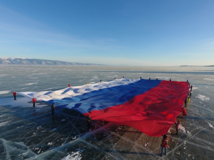 На льду озера Байкал развернули флаг России площадью почти 1,5 тысячи квадратных метров: видео