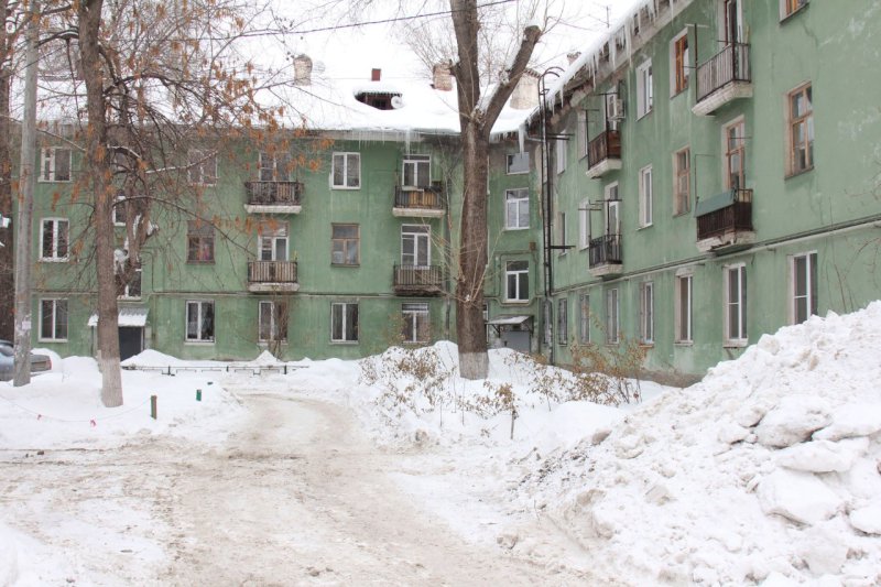 Власти Самары проверили качество уборки снега и наледи во дворах