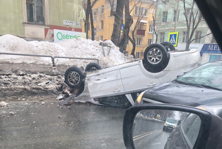 Дтп чп подслушано. Авария на проспекте Масленникова. Аварии на Масленникова в Самаре. На проспекте Масленникова автокатастрофа. Перевертыш в Самаре авария.