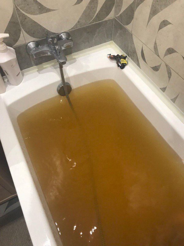 инфицированная вода. грязная вода из крана. хлорка в воде из под крана. сильнощелочная вода из под крана. вода из под крана санкт петербург.