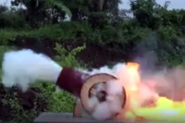 Из 50 тысяч спичек соорудили пушку, подожгли фитиль и сняли взрыв на видео | CityTraffic