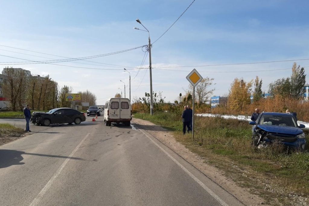 В Жигулевске на нерегулируемом перекрестке столкнулись 3 автомобиля, 3 человека пострадали | CityTraffic