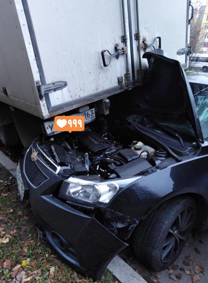 В Тольятти водитель «Шевроле» влетел под припаркованный фургон и скрылся с места происшествия | CityTraffic