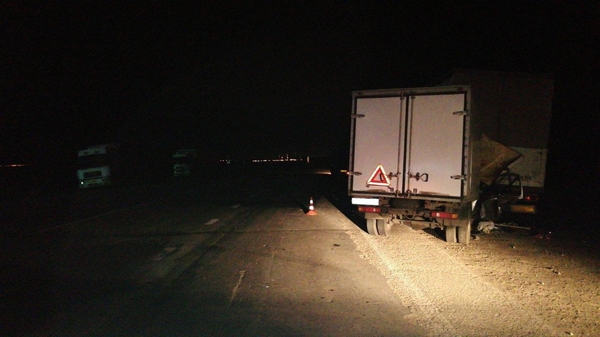 Ночью в Самарской области фургон врезался в остановившуюся фуру, пострадали 2 человека | CityTraffic