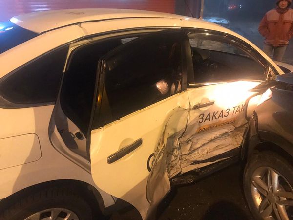 В Самаре таксист врезался в "китайца", а потом в столб | CityTraffic