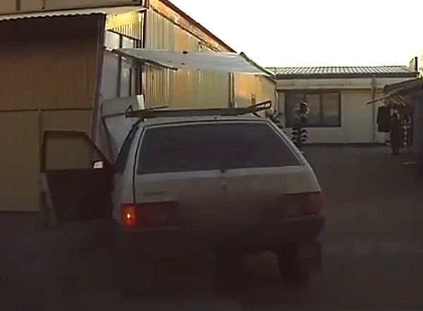 Пьяный водитель врезался в павильон, уходя от погони в Тольятти: видео | CityTraffic Пьяный водитель врезался в павильон, уходя от погони в Тольятти: видео | CityTraffic