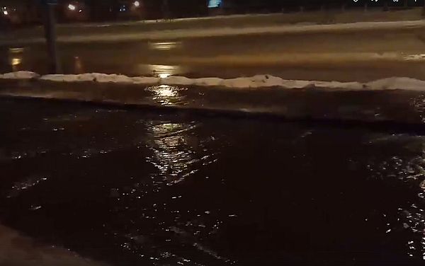 В Тольятти из люка на улице вылилось целое озеро воды: видео | CityTraffic В Тольятти из люка на улице вылилось целое озеро воды: видео | CityTraffic