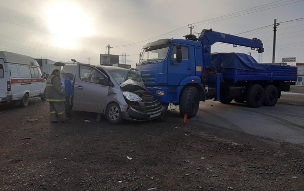 На Обводной дороге Самары КамАЗ протаранил минивэн | CityTraffic На Обводной дороге Самары КамАЗ протаранил минивэн | CityTraffic